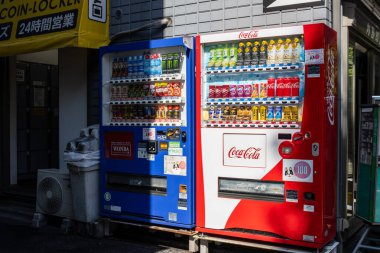 Tokyo, Japonya, 2 Kasım 2023: Coca-Cola ve diğer içecekleri içeren otomatlar