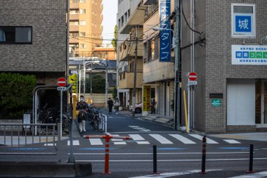 Tokyo, Japonya, 2 Kasım 2023: Yerel İşletmeler ve Trafik İşaretleriyle Şehir