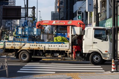 Tokyo, Japonya, 2 Kasım 2023: İnşaat Turna Kamyonu Kentin yol kenarında