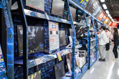 Tokyo, Japonya, 2 Kasım 2023: İçi müşteri ve ekran ile dolu elektronik mağaza