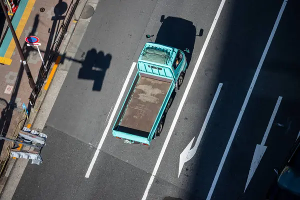 Tokyo, Japonya, 2 Kasım 2023: Sokağa park edilmiş klasik bir arabanın hava görüntüsü