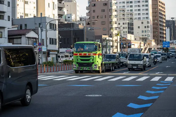 Tokyo, Japonya, 2 Kasım 2023: Çeşitli araçlar ve yaya geçişleriyle yoğun kavşak