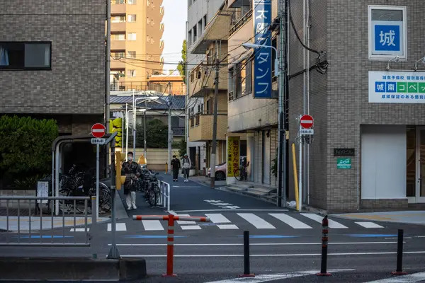 Tokyo, Japonya, 2 Kasım 2023: Yerel İşletmeler ve Trafik İşaretleriyle Şehir
