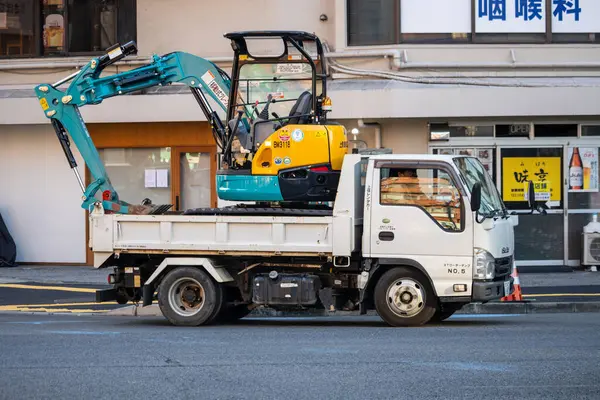 Tokyo, Japonya, 2 Kasım 2023: Şehir Caddesinde Havacılık Çalışma Platformu ile İnşaat Aracı