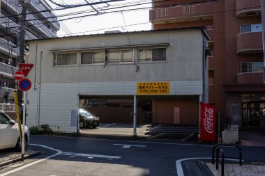 Tokyo, Japonya, 3 Kasım 2023: Geleneksel bir Japon caddesinde Coca-Cola satış makinesi