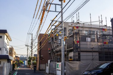 Tokyo, Japonya, 3 Kasım 2023: İnşaat iskelesi ve kent ortamında çalışan işçiler