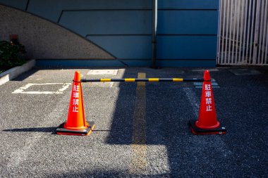 Tokyo, Japonya, 3 Kasım 2023: Otoparkta uyarı işareti olan kırmızı trafik konisi