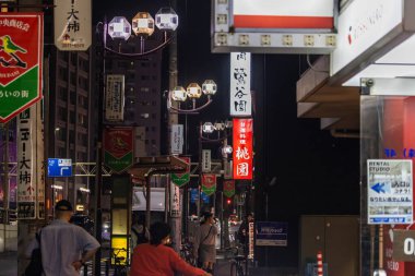 Tokyo, Japonya, 3 Kasım 2023: işlek bir caddedeki neon panoların gece görüntüsü