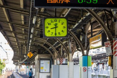 Tokyo, Japonya, 3 Kasım 2023: Yolcu ve Saatli Japon Tren İstasyonu Platformu
