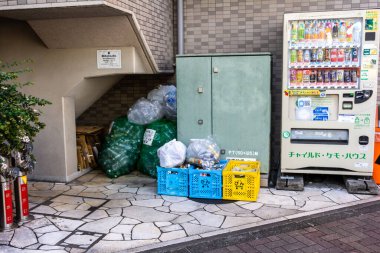 Tokyo, Japonya, 3 Kasım 2023: Tokyo Alley 'de Geri Dönüşüm Kutuları ve Çöp Torbaları Olan Otomat Köşesi