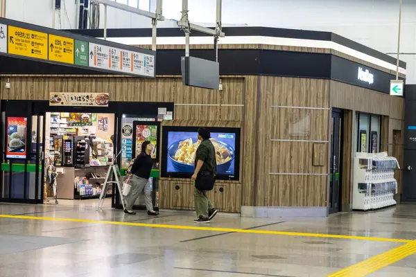 Tóquio Japão Novembro 2023 Pessoas Perto Máquinas Venda Automática Estação Imagem De Stock