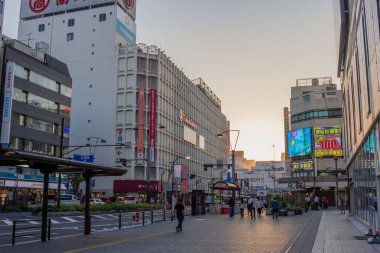 Tokyo, Japonya, 3 Kasım 2023: Alacakaranlık 'ta Akihabara' da işlek Alışveriş Sokağı