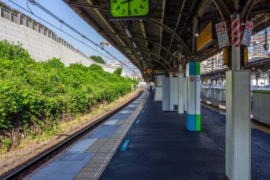 Tokyo, Japonya, 3 Kasım 2023: Yerel bir tren istasyonunda boş platform