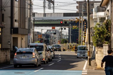 Tokyo, Japonya, 3 Kasım 2023: Şehir caddesinde kırmızı ışıkta trafik bekliyor