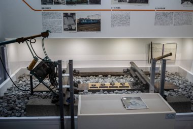 Tokyo, Japonya, 3 Kasım 2023: Demiryolu müzesinde demiryolu bakım ekipmanları sergisi