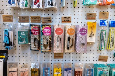 Tokyo, Japonya, 3 Kasım 2023: Demiryolu Müzesinde Çeşitli Tren Konulu Hediyeler