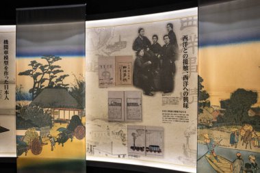 Tokyo, Japonya, 3 Kasım 2023: Geleneksel Japon sanat eserleri ve tarihi belgeler sergileniyor