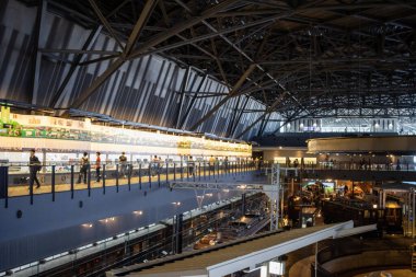 Tokyo, Japonya, 3 Kasım 2023: Tren ve ziyaretçilerin sergilendiği Demiryolu Müzesi 'nin iç manzarası