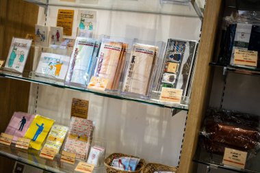 Tokyo, Japonya, 3 Kasım 2023: Demiryolu Müzesi 'nde hediyelik eşya sergilendi