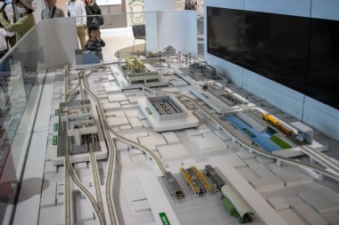 Tokyo, Japonya, 3 Kasım 2023: Demiryolu Müzesi 'ndeki bir tren istasyonunun ölçekli modelini izleyen ziyaretçiler
