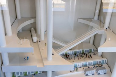 Tokyo, Japonya, 3 Kasım 2023: Model Trenler ve Ziyaretçilerle Demiryolu Müzesinin İçi