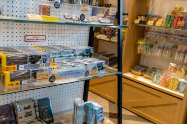 Tokyo, Japonya, 3 Kasım 2023: Müze hediyelik eşya dükkanında tren temalı eşya rafı