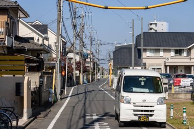 Tokyo, Japonya, 3 Kasım 2023: Japon Mahallesi 'nde Arabalar ve Elektrik Hatları ile Tipik Sokak Görünümü