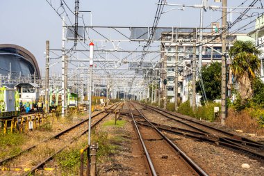 Tokyo, Japonya, 3 Kasım 2023: Kablolu Boş Tren Yolları