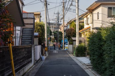 Tokyo, Japonya, 3 Kasım 2023: Yaya ve geleneksel Japon evlerinin bulunduğu yerleşim yeri