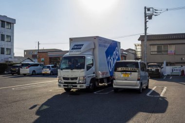Tokyo, Japonya, 3 Kasım 2023: Tokyo sanayi bölgesinde nakliye kamyonları