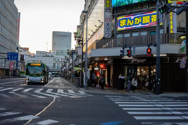 Tokyo, Japonya, 3 Kasım 2023: Yayalar ve şehir otobüsü ile yoğun kavşak