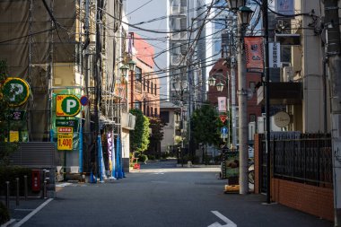 Tokyo, Japonya, 3 Kasım 2023: Tokyo 'da küçük işletmeleri ve park yeri olan sessiz bir ara sokak