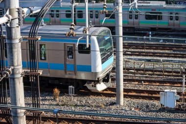 Tokyo, Japonya, 3 Kasım 2023: Raylarda modern bir banliyö treni