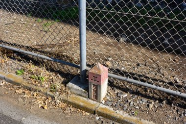 Tokyo, Japonya, 3 Kasım 2023: Kanji karakterli bir yangın musluğu, tel örgülerin yanında