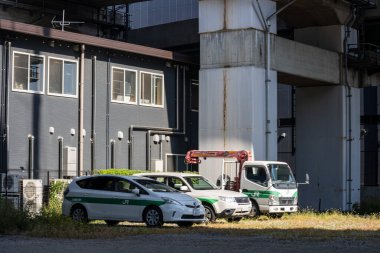 Tokyo, Japonya, 3 Kasım 2023: Fabrika yakınlarında park edilmiş araçları olan sanayi bölgesi