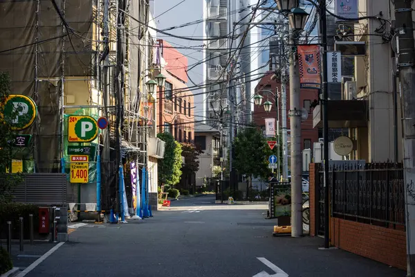Tokyo, Japonya, 3 Kasım 2023: Tokyo 'da küçük işletmeleri ve park yeri olan sessiz bir ara sokak