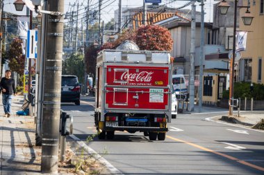 Tokyo, Japonya, 3 Kasım 2023: Coca-Cola dağıtım kamyonu