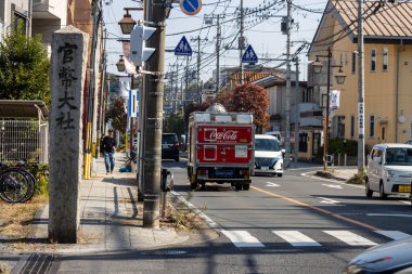 Tokyo, Japonya, 3 Kasım 2023: Coca-Cola dağıtım kamyonu bir şehir sokağında
