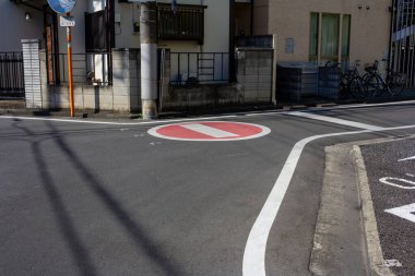 Tokyo, Japonya, 3 Kasım 2023: Sakin bir sokakta bisiklet park edilmiş trafik işareti yok