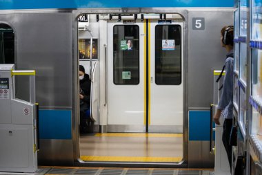 Tokyo, Japonya, 3 Kasım 2023: Tokyo metro istasyonundan trene binen yolcu