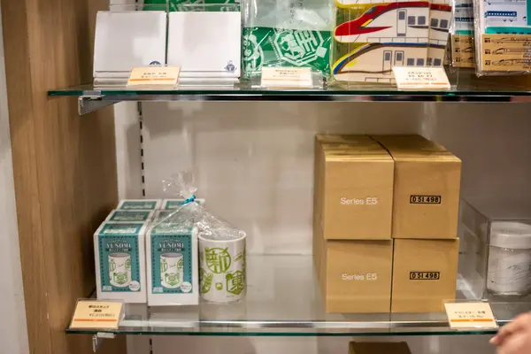 Tokyo, Japonya, 3 Kasım 2023: Ürünler perakende mağazasının rafında sergileniyor