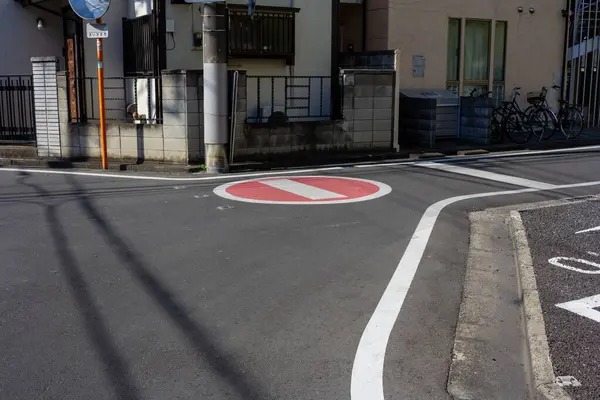 Tokyo, Japonya, 3 Kasım 2023: Sakin bir sokakta bisiklet park edilmiş trafik işareti yok
