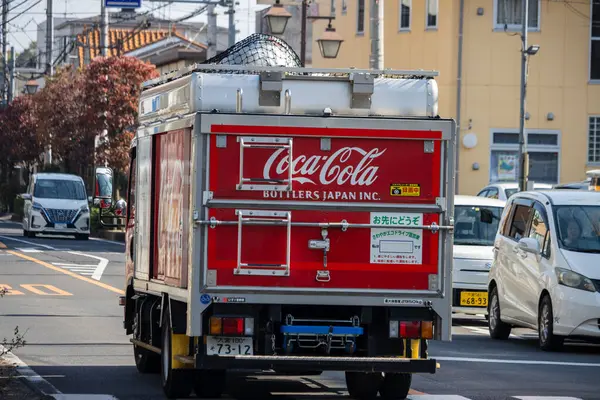 Tokyo, Japonya, 3 Kasım 2023: Coca-Cola Teslimat Kamyonu Urban Caddesi 'nde