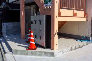 Tokyo, Japonya, 3 Kasım 2023: Kentsel Ayarlarda İnşaat Konisi ve Elektrik Kutuları