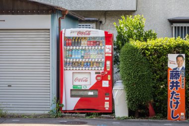 Tokyo, Japonya, 3 Kasım 2023: Coca-Cola otomat otomatı
