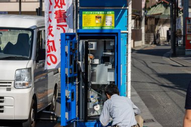 Tokyo, Japonya, 3 Kasım 2023: Teknisyen otomat hizmeti