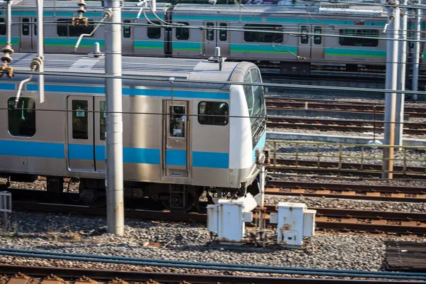 Tokyo, Japonya, 3 Kasım 2023: Banliyö treni istasyonuna yaklaşıyor