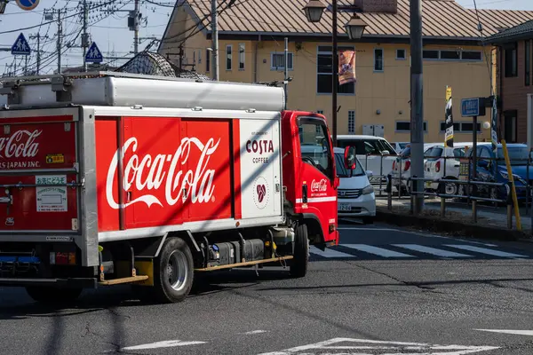 Tokyo, Japonya, 3 Kasım 2023: Sokaktaki Coca-Cola dağıtım kamyonu