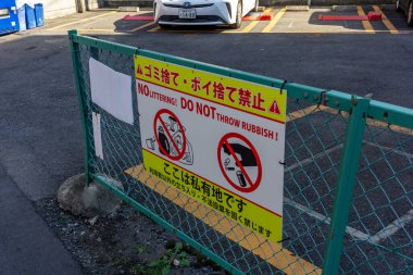 Tokyo, Japonya, 3 Kasım 2023: Otoparktaki çöp önleyici mesajla imza