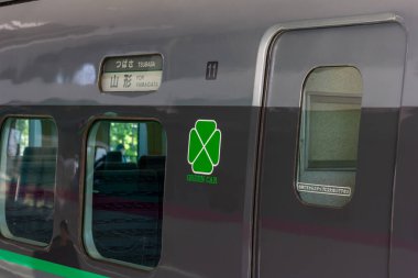 Tokyo, Japonya, 3 Kasım 2023: Yeşil Araba İşaretli Yamanote Tren Kapısı
